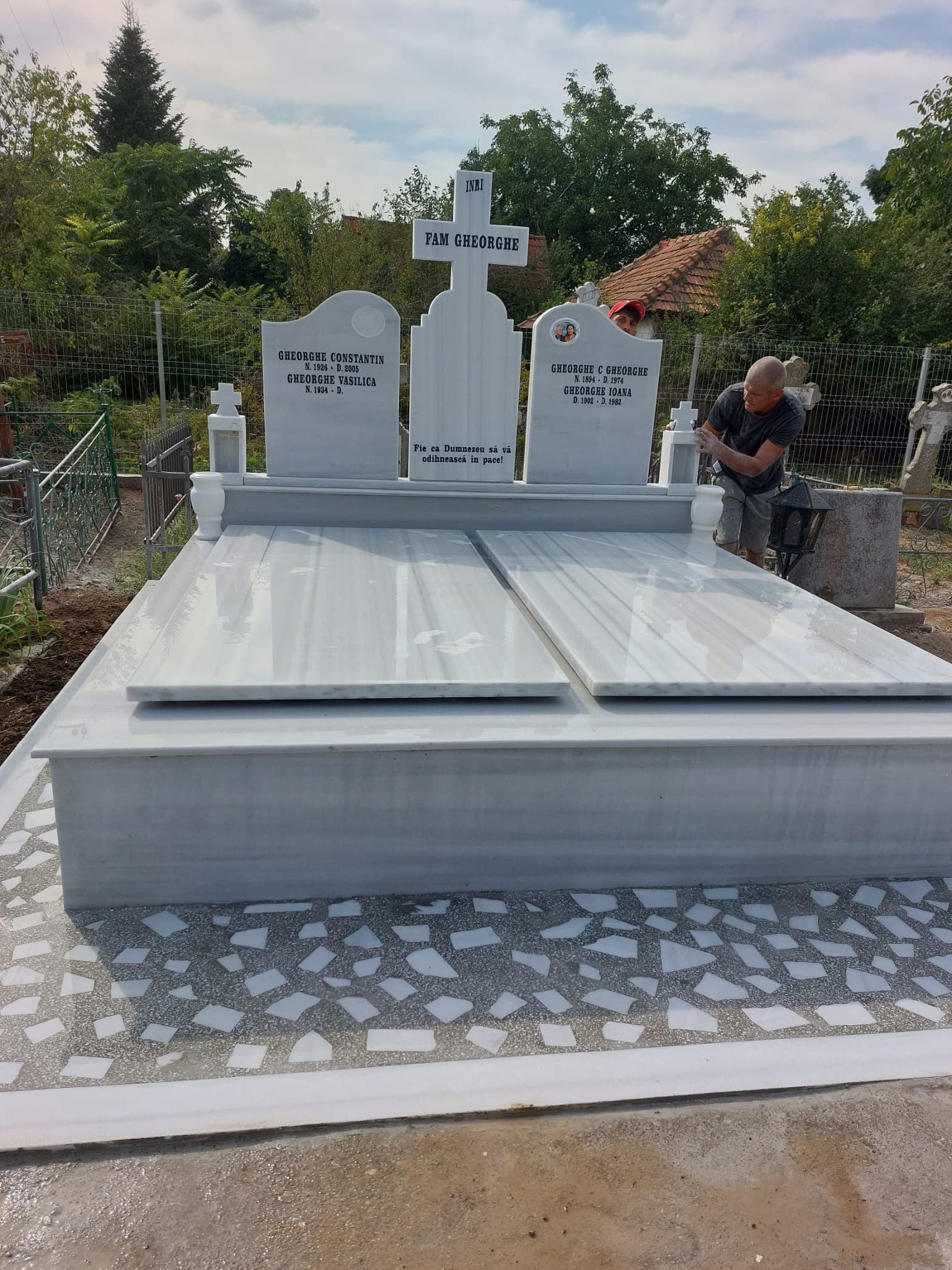 Cavou placat cu marmură albă, cu cruce și două plăci gravate
