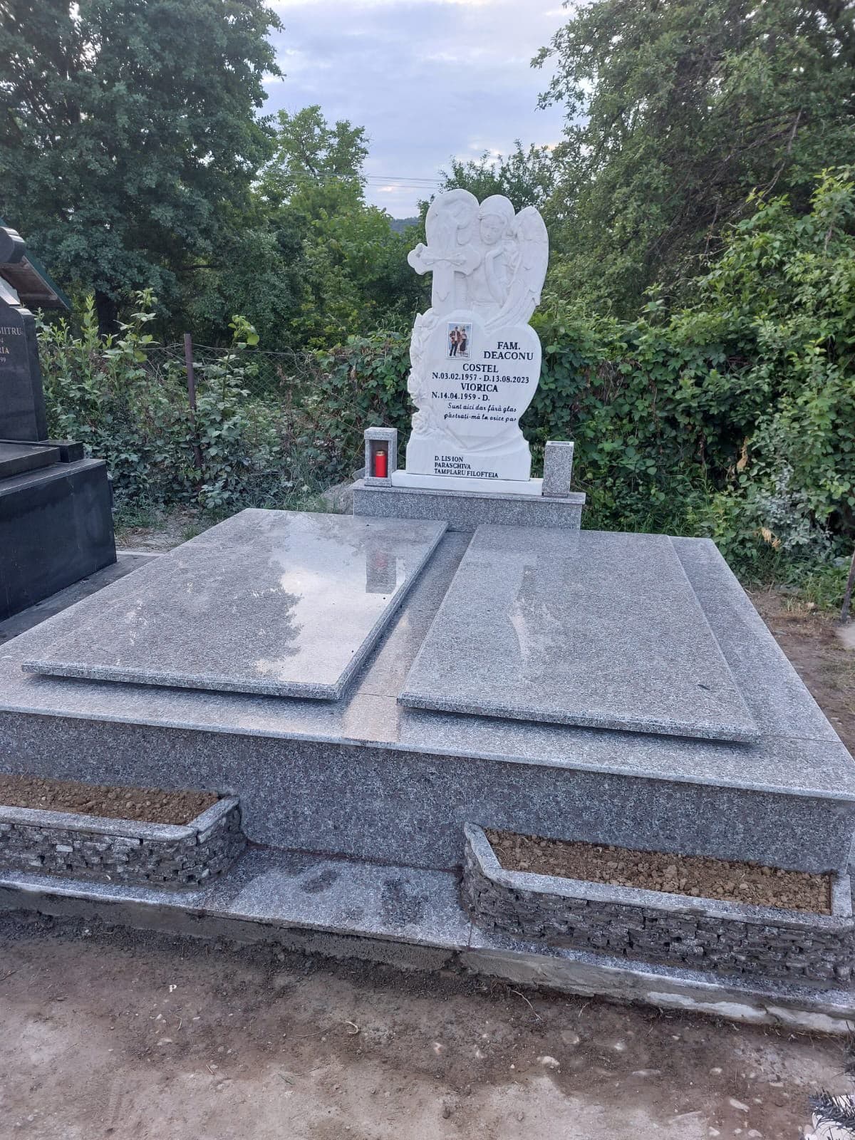 Loc de veci dublu placat cu granit, cu cruce din marmură sculptată