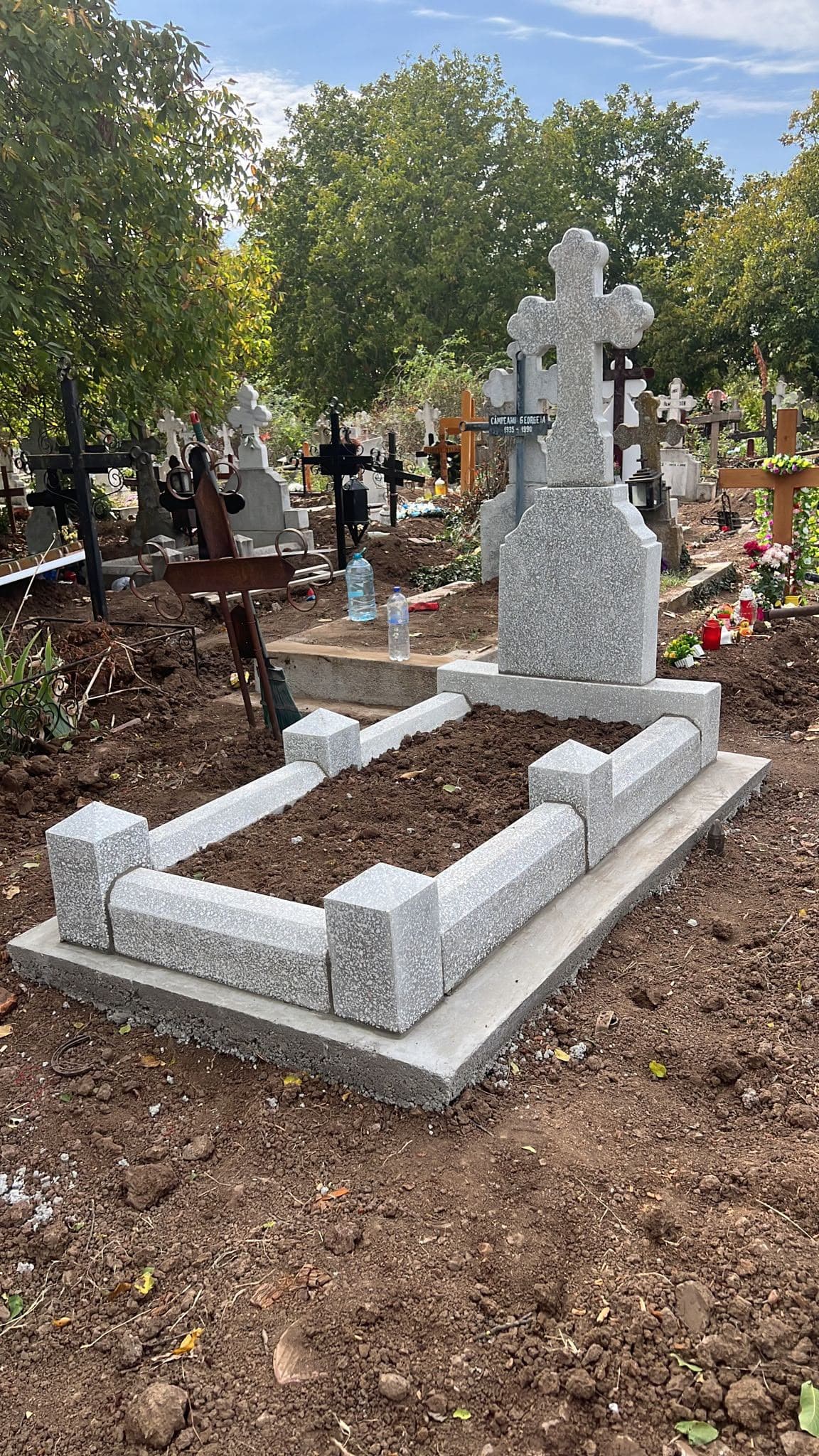 Bordură din granit montată în cimitir, lucrare finalizată de echipa noastră